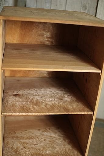 古い木製の収納棚　4段