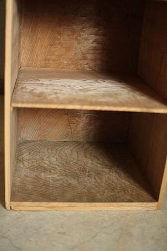 古い木製の収納棚　4段