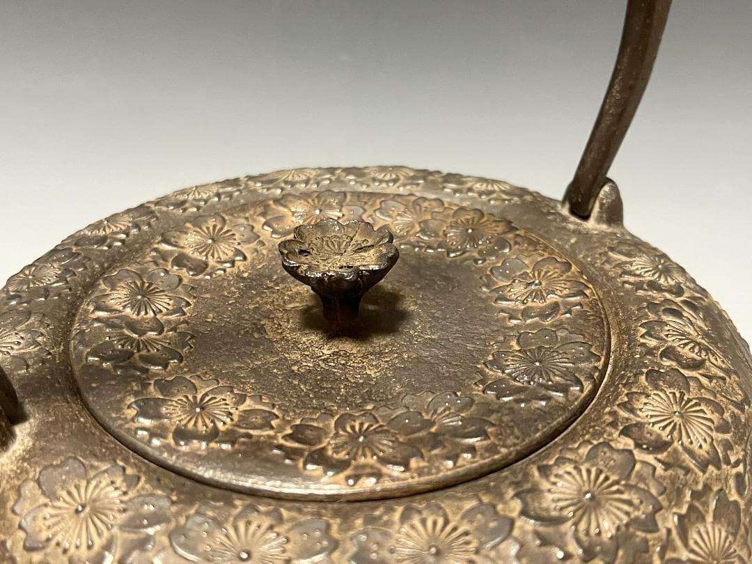 【未使用】南部鉄瓶 中村徳次郎 造 立徳 虫食平打提手 桜尽紋様 鉄瓶