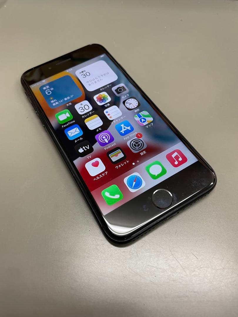 AppleアップルiPhoneアイホン7ブラックKADOYAステッカー付き 中古