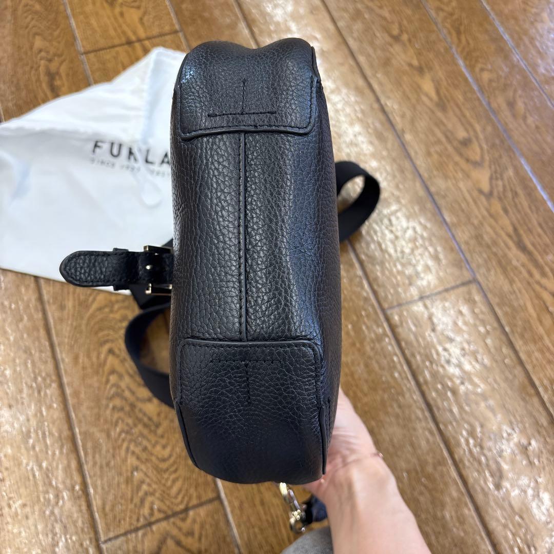 フルラ　ショルダーバッグ　クロスボディウラニア　斜めがけ　シボ革　黒