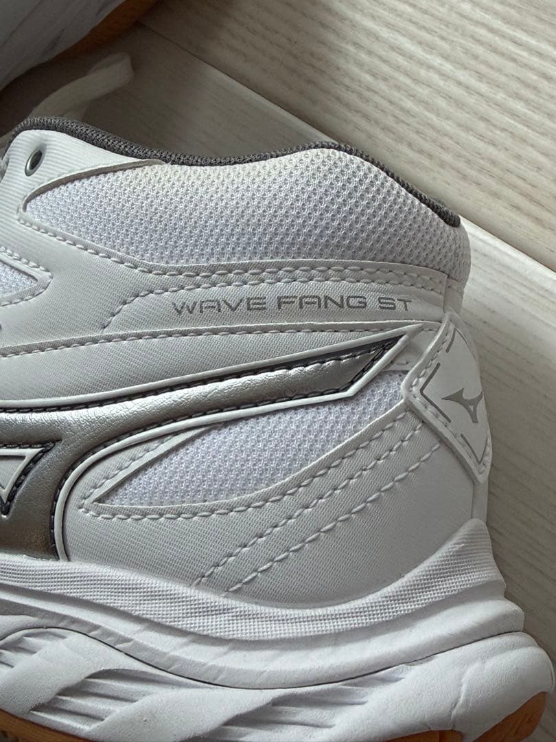 ミズノ バドミントンシューズ ウェーブファングST 26.5cm 3E