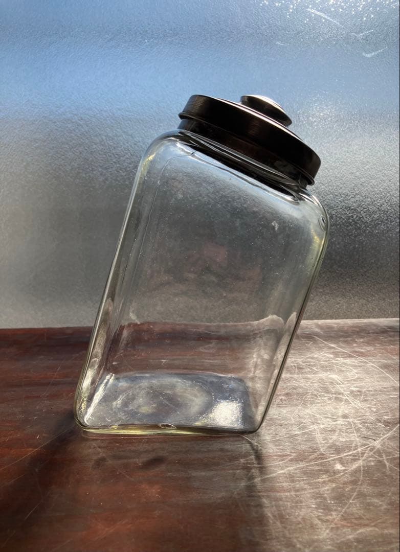 昭和レトロ　小ぶりザイズのタイプ違い　蓋付きガラス瓶　2個セット