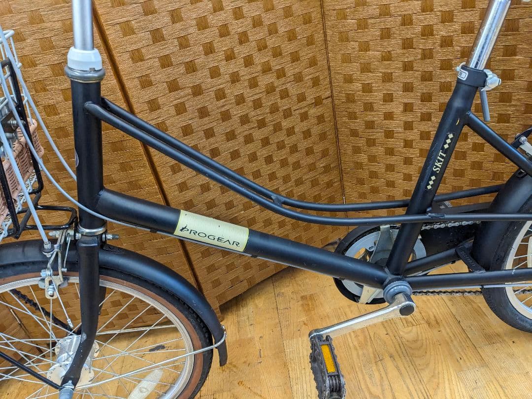 U096 ミニベロ自転車　20インチ 6段変速 カゴ付き　ブラック