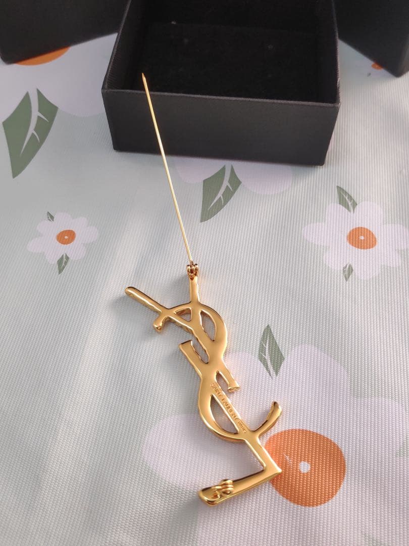 サンローラン　カサンドラロゴ オピウム ブローチ　ゴールド　超美品