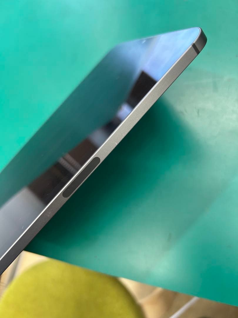 iPad スペースグレー 画面に縦線あり