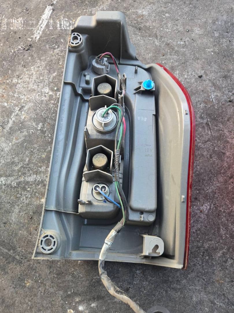 LA600S 　ダイハツ　タント　前期　テールランプ