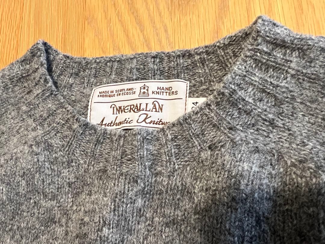 ＜INVERALLAN シェットランドクルーネックセーター（ミディアムグレイ）＞