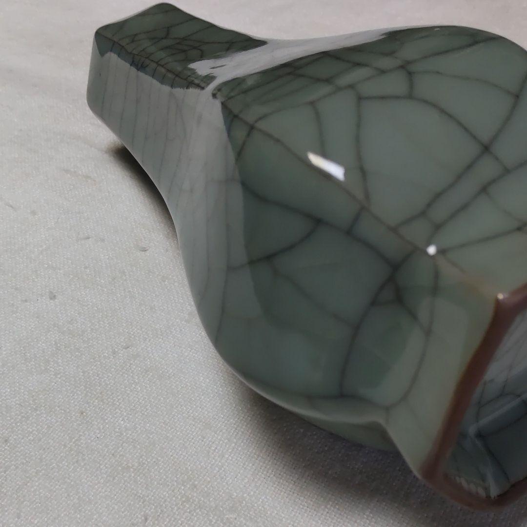 南宋郊壇下官窯粉靑釉六方瓶。