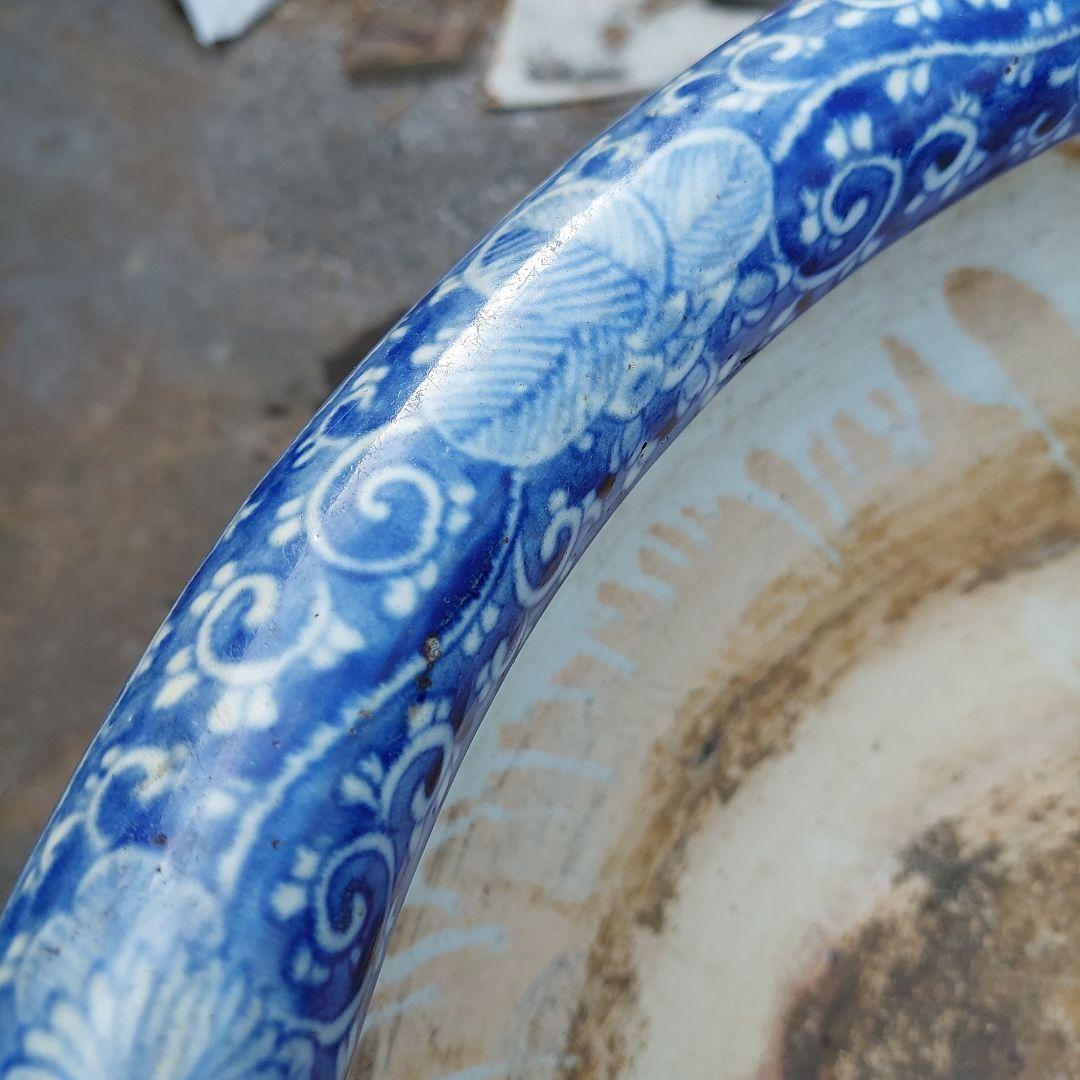 青と白の花柄陶器火鉢