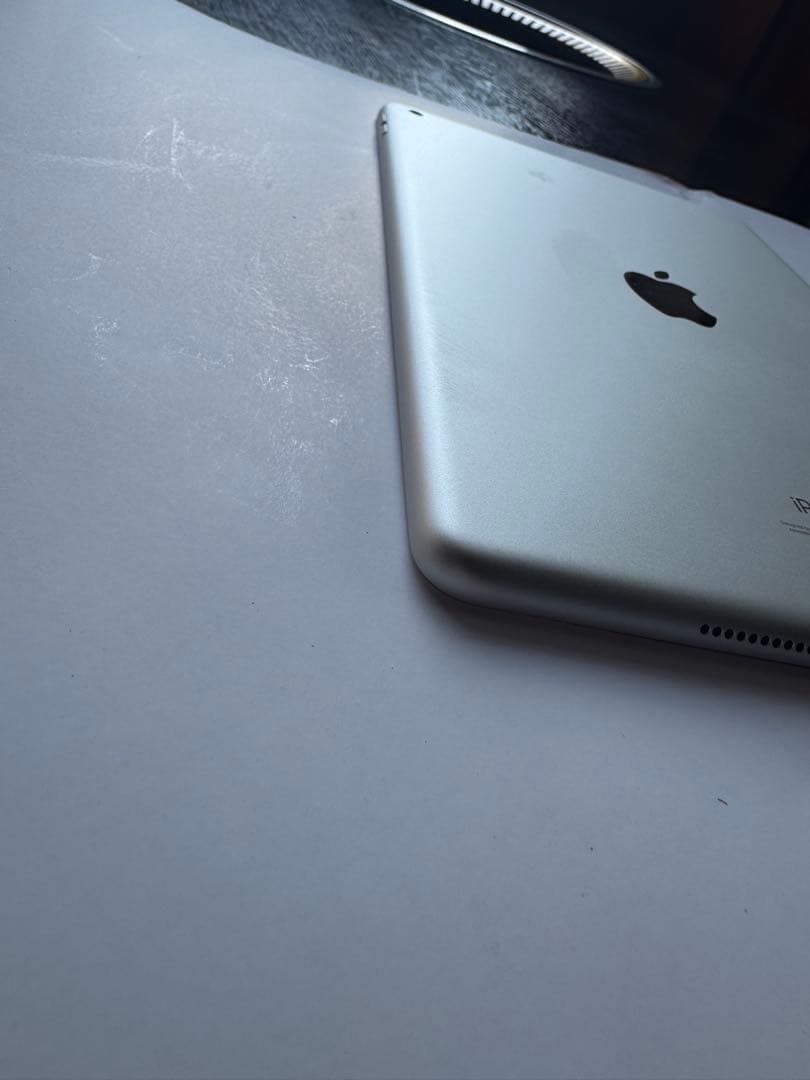 iPad シルバー 本体 画面ひび割れあり　代9世代64GB