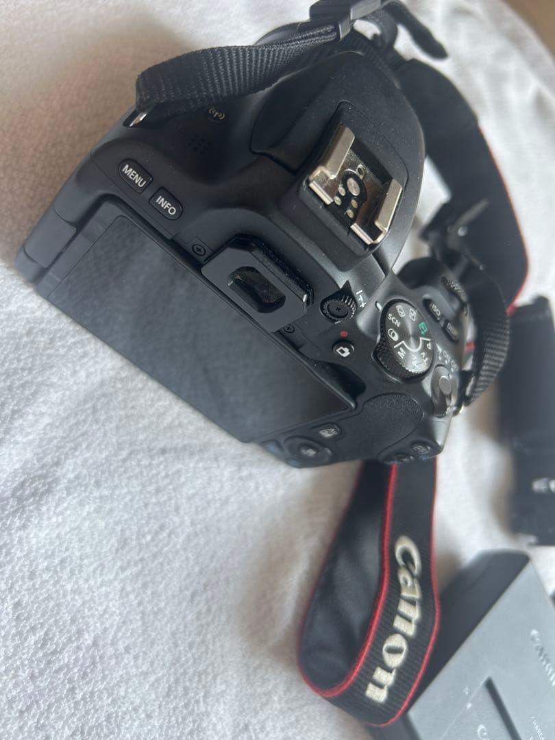 canon kiss x9 カメラ バッテリー　sdカード付き