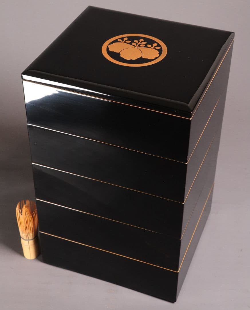 輪島塗 桐家紋 黒塗内朱塗 五段重 堅地布着 重箱 金蒔絵 木製 【MA357】