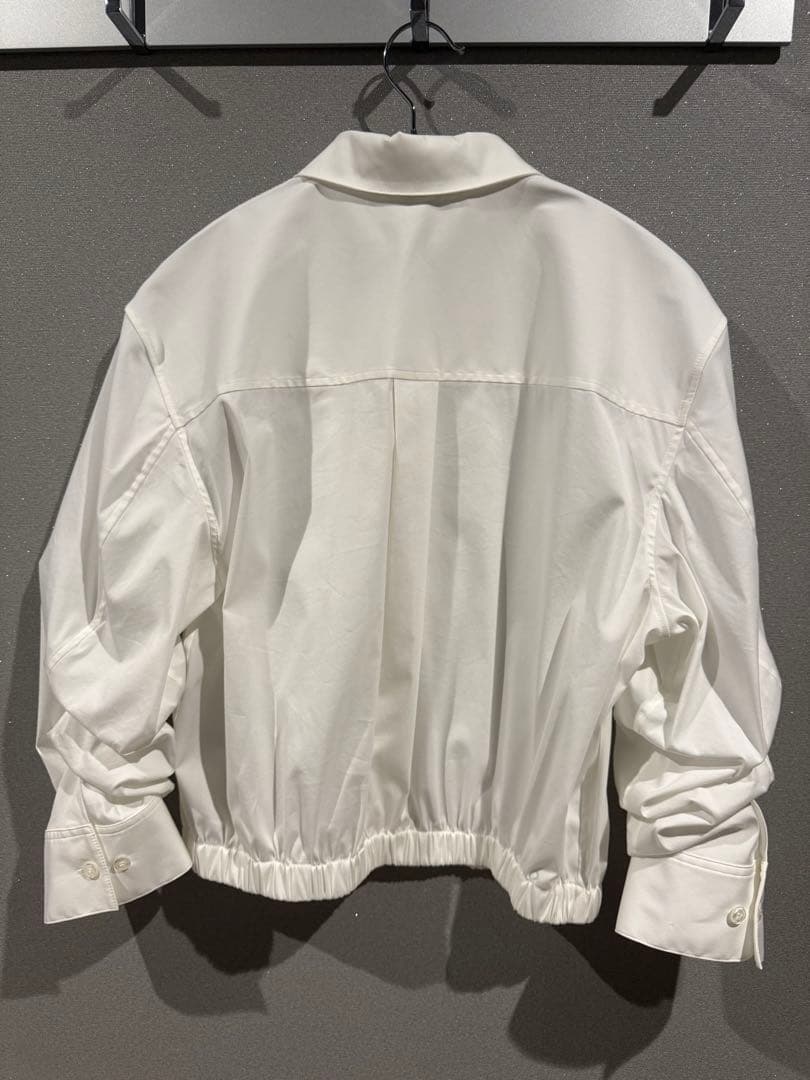 【美品・未使用】theory コットンホワイトクロップドシャツ