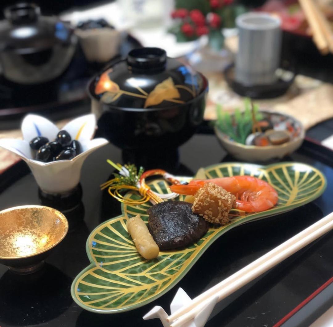 (お正月迎春食器）松葉型前菜皿　緑2枚＋赤1枚の3枚1セット