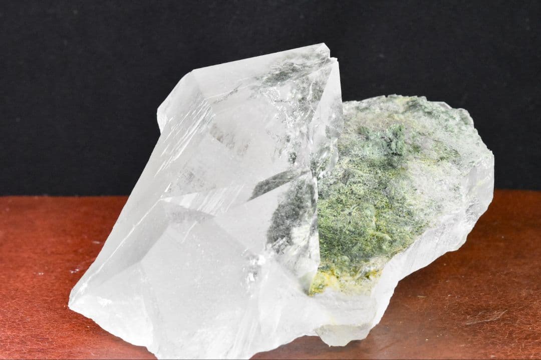 マニハール産 大きなV字谷のあるポイント クローライトインオン