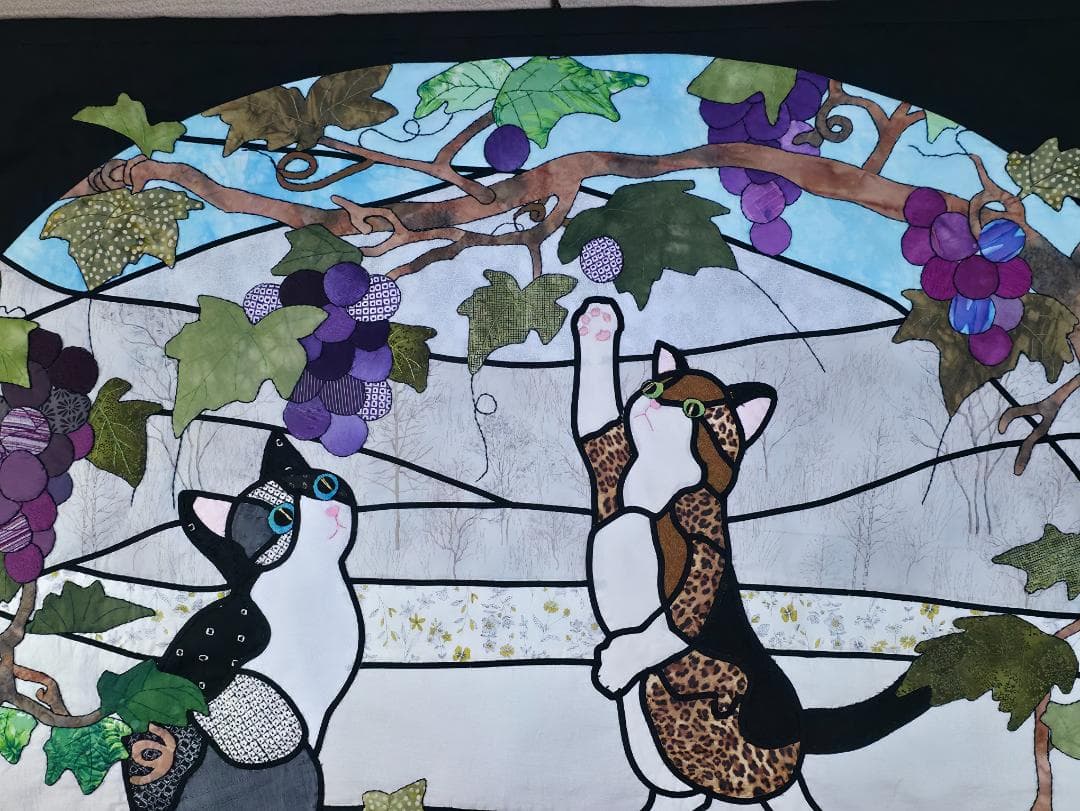 ハンドメイド ステンドグラスキルトタペストリー 「猫とぶどうの木」