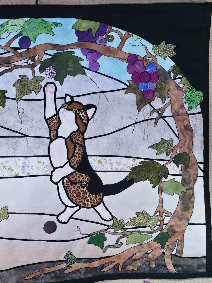 ハンドメイド ステンドグラスキルトタペストリー 「猫とぶどうの木」