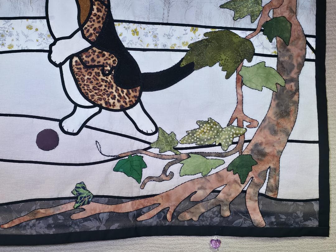 ハンドメイド ステンドグラスキルトタペストリー 「猫とぶどうの木」