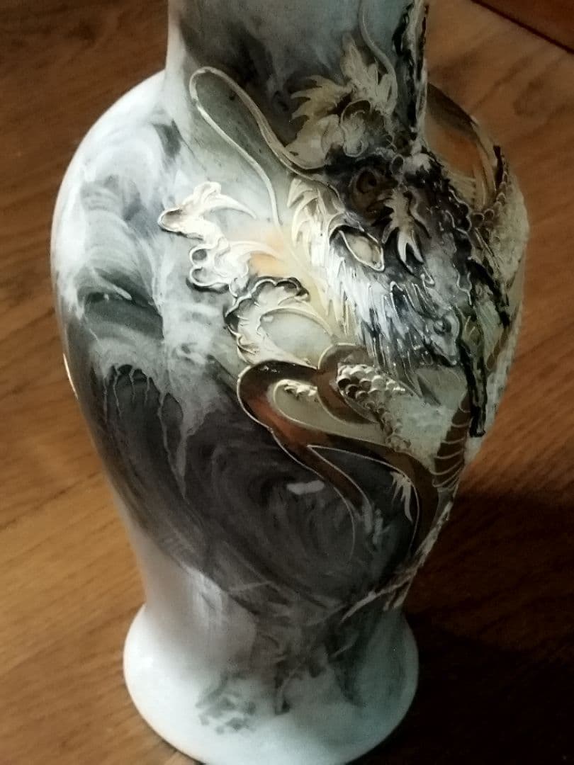 白磁器の花瓶です山水画の上に盛り上がった 立体画の龍ドラゴンが今にも飛び出しそう