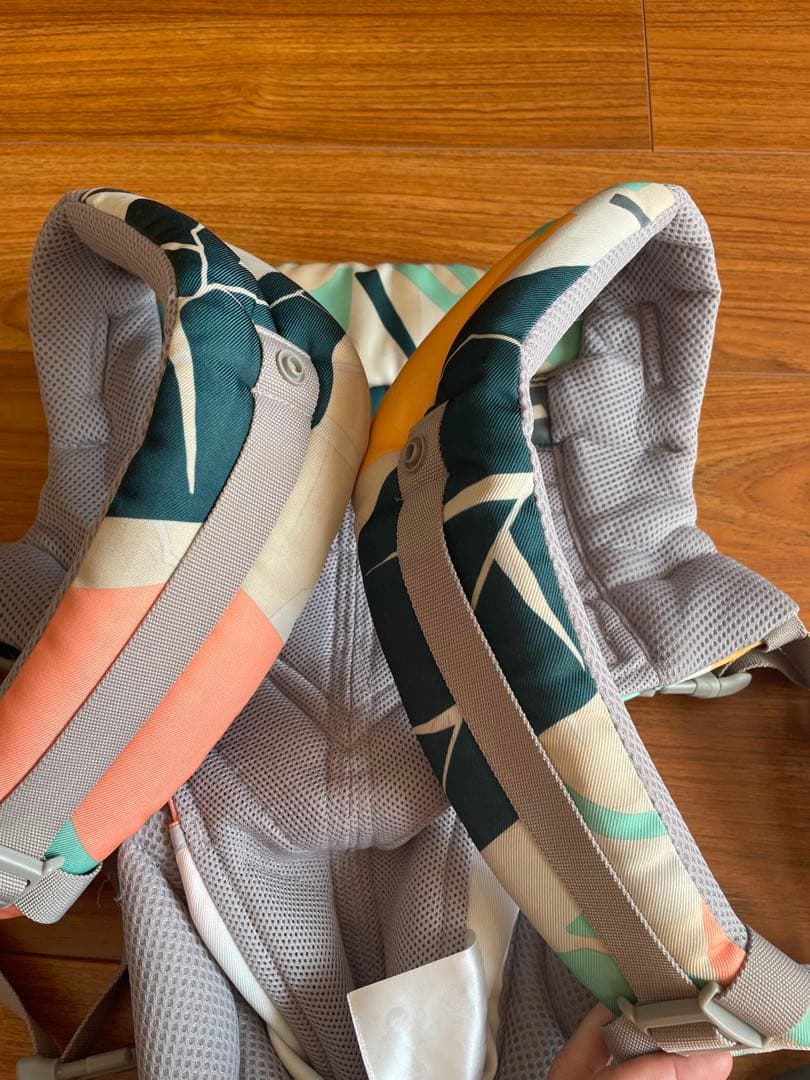 国内未販売！エルゴベビー　抱っこ紐 カラフル葉柄デザイン