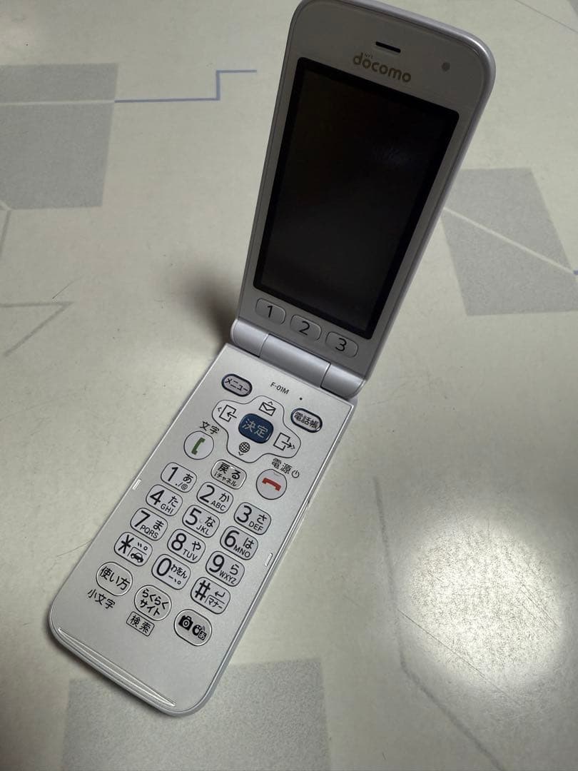 docomoドコモらくらくホン F-01M ホワイト (純正バッテリー 予備付)