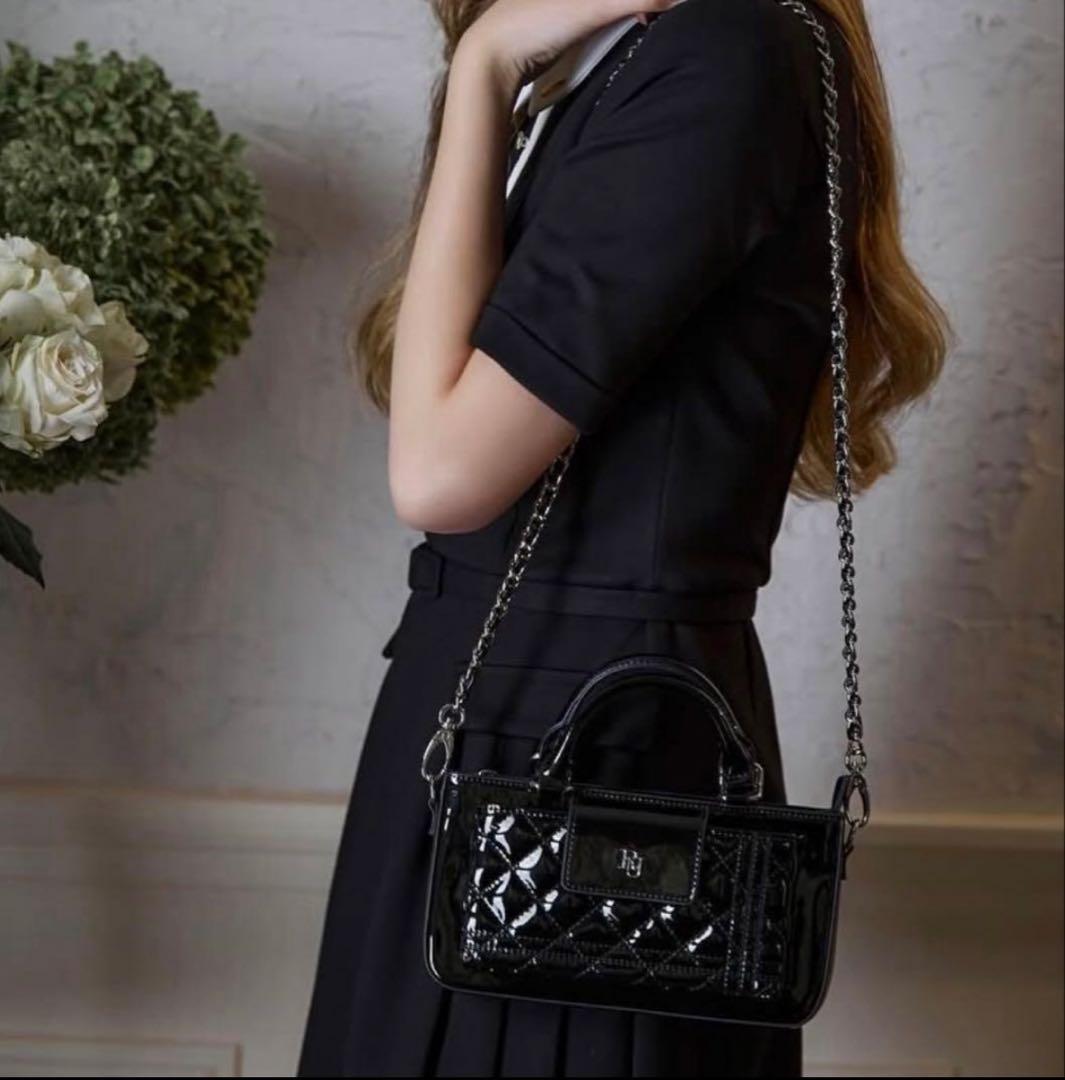 riu エナメルキルティングフォーンバック　ブラック