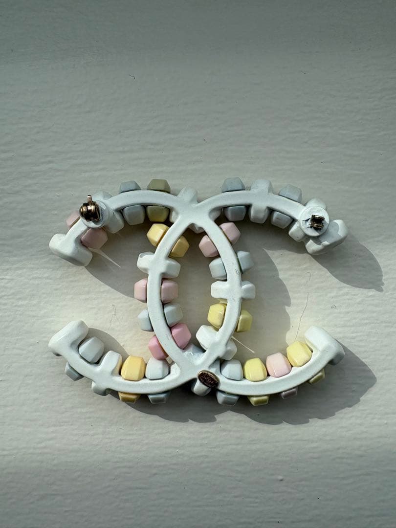 CHANEL CCロゴブローチ パステルカラー