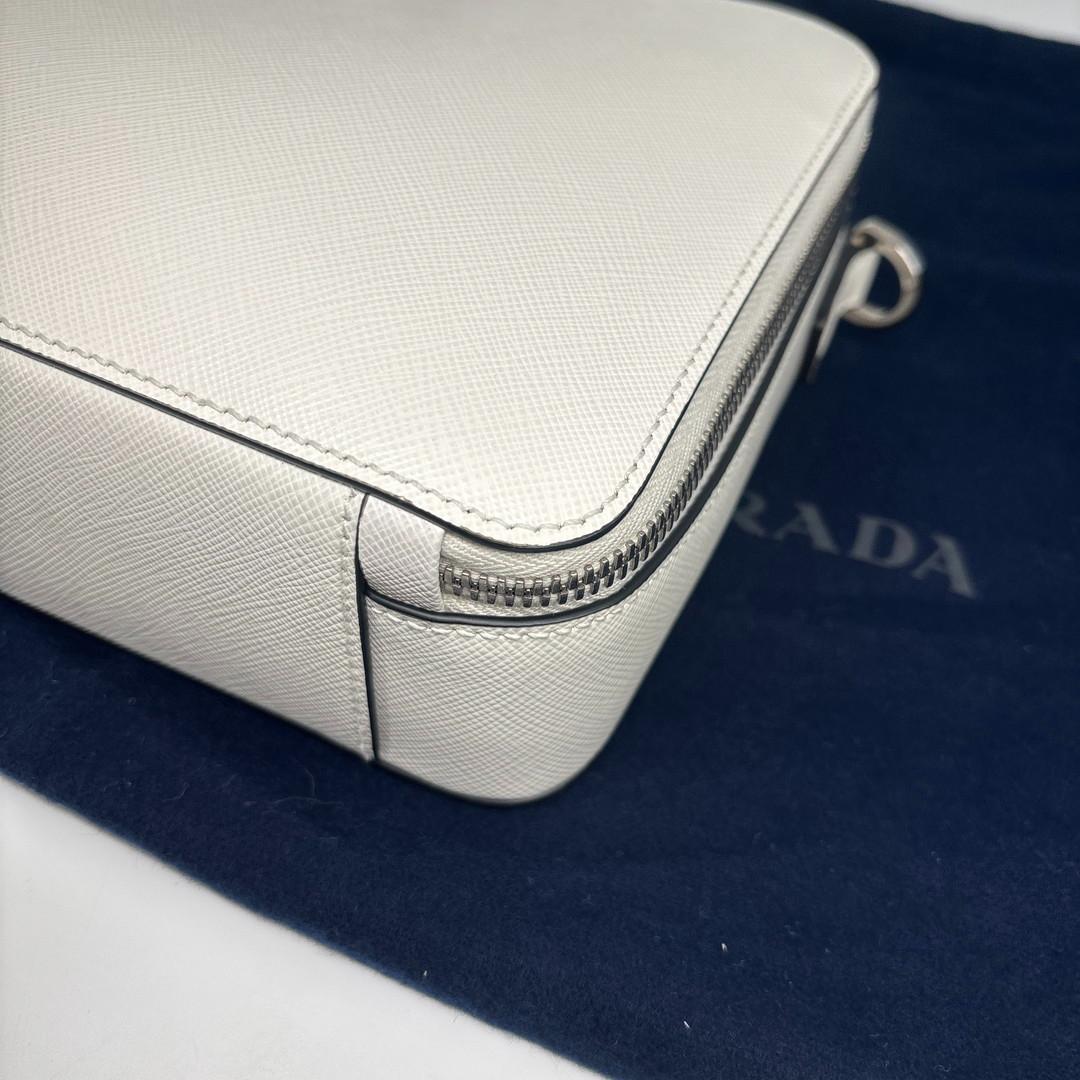 新品未使用/IC プラダ 2VH069 サフィアーノレザー ショルダーバッグ