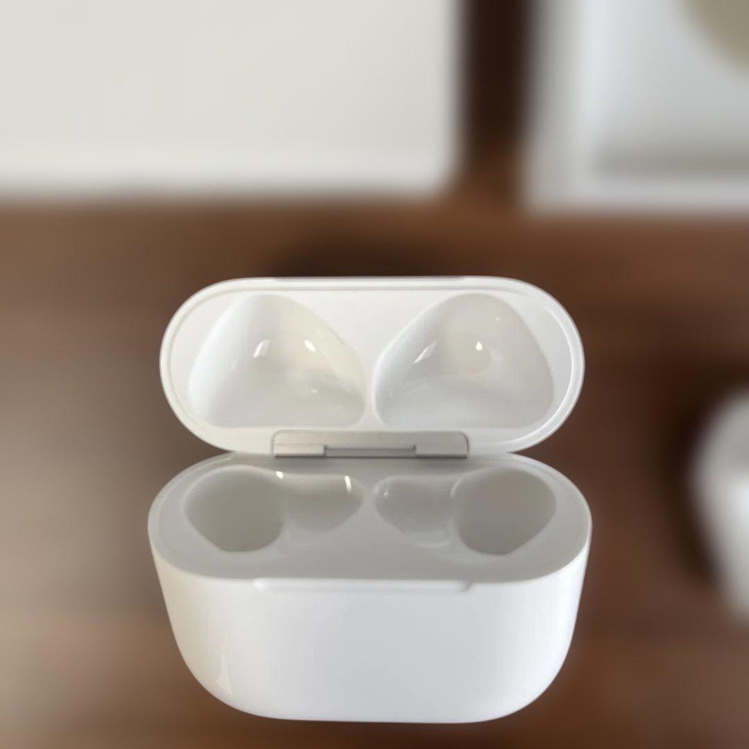 【美品】アクティブノイズキャンセリング搭載　AirPods4 本体