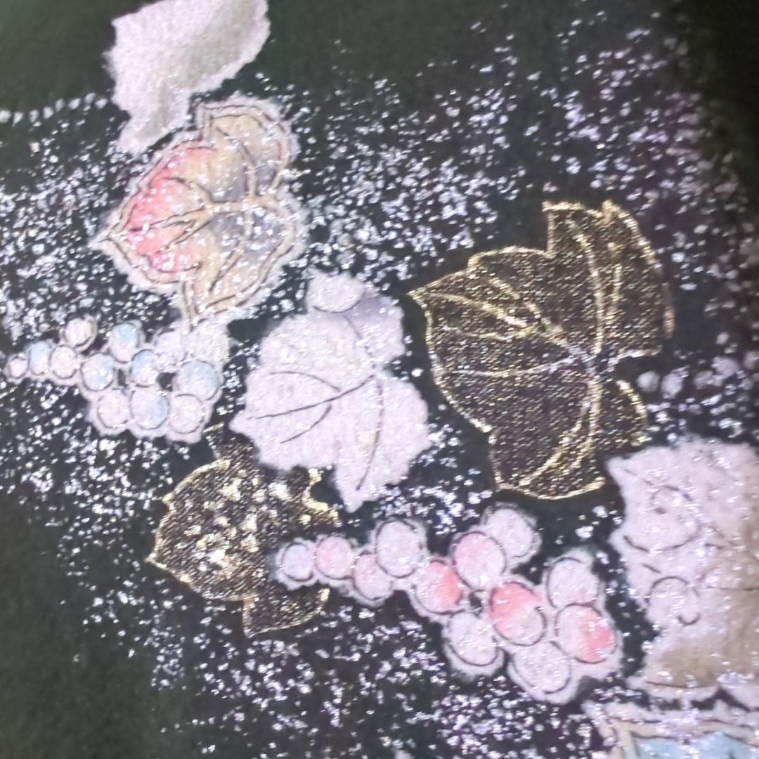 落款が入ります、青丹色の地に煌めく葡萄柄が繊細な美しさを見せる正絹訪問着です