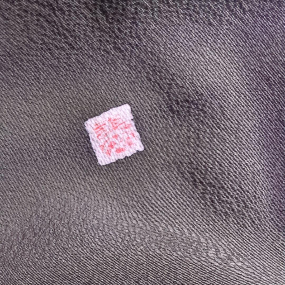 落款が入ります、青丹色の地に煌めく葡萄柄が繊細な美しさを見せる正絹訪問着です