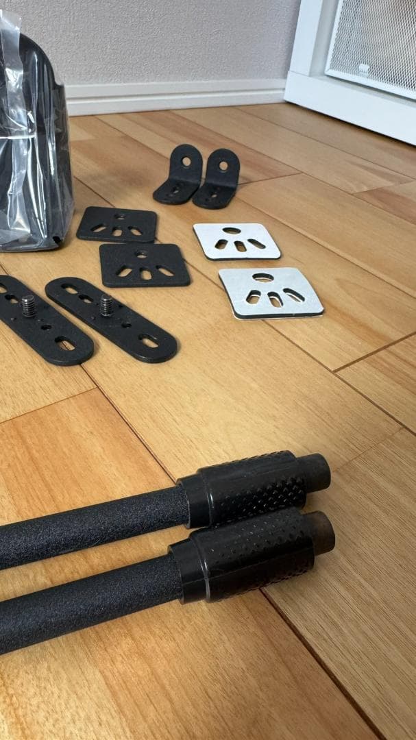 【送料込み、値下げ】SANUS高さ調節スピーカースタンド、2個セット