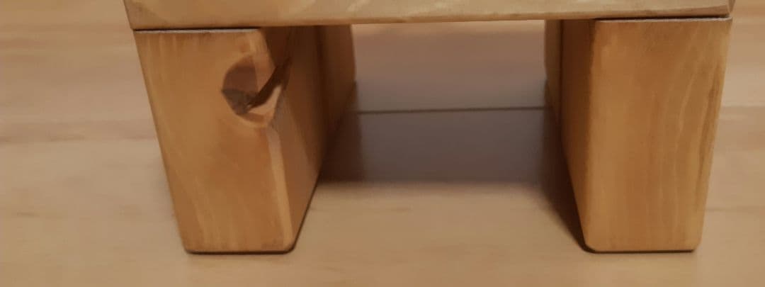 木目の美しい　ハンドメイド　リトルテーブル