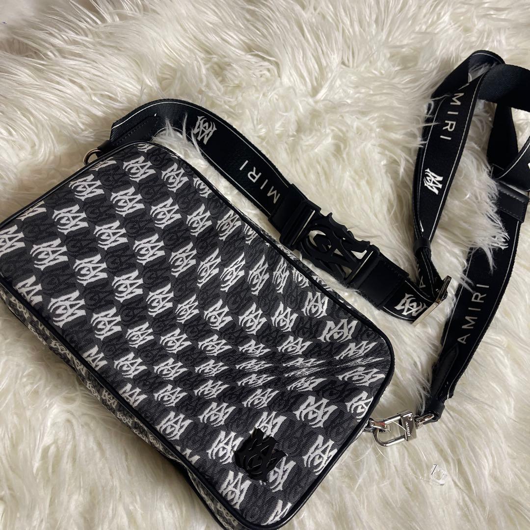 AMIRI ワープ モノグラム キャンバス カメラ クロスボディバッグ