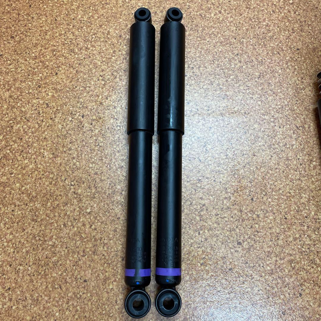 未使用　純正ショックアブソーバーハイエース8型KYB ー 4本セットTOYOTA
