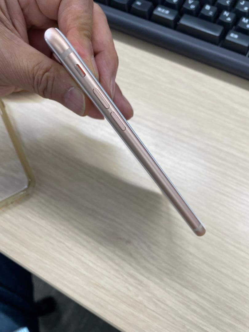 iPhone8 ゴールド色
