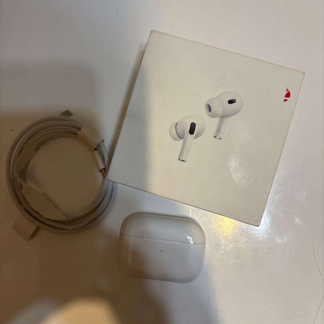 AirPods Pro （右耳のみ）充電ケーブル付き　充電すれば正常に使えます。