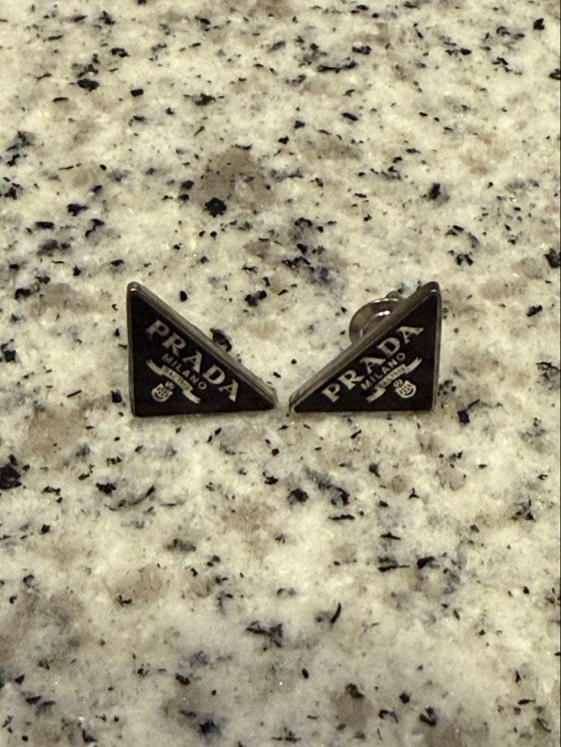PRADA ブラック三角ピアス オリジナルポーチ付き