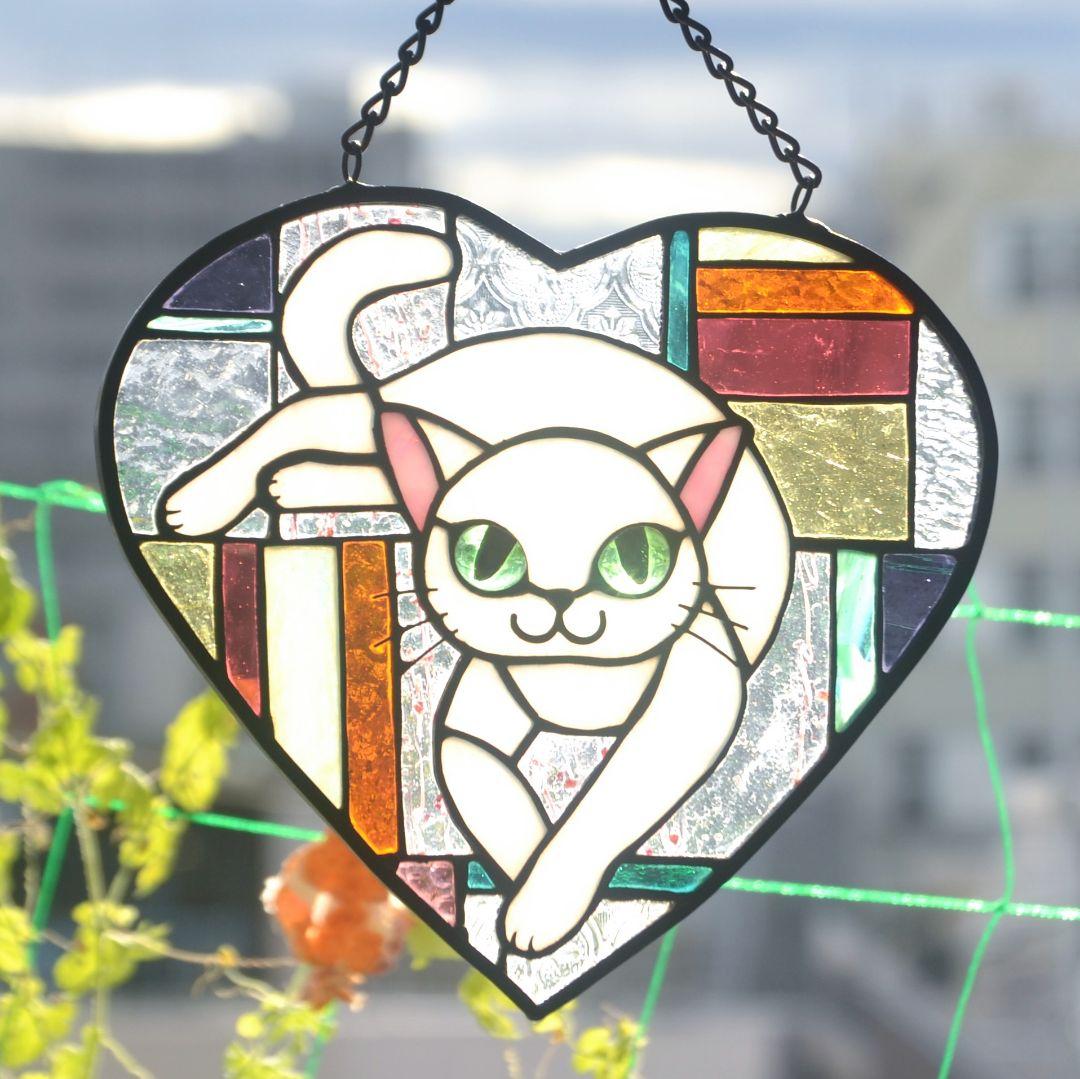 くつろぐ 白猫の ハート型 ステンドグラス