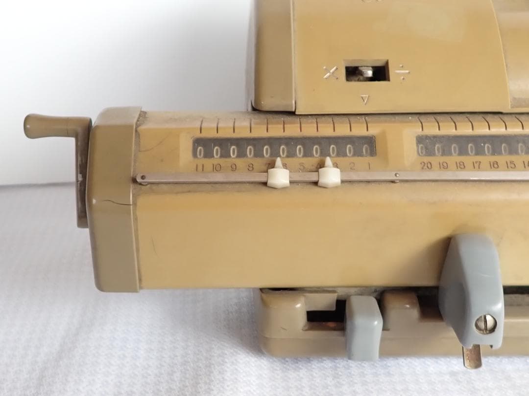 昭和レトロな手回し計算機 インテリアとしておすすめです。送料込・匿名発送