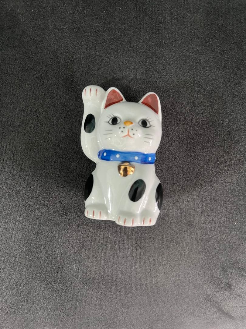 早い物勝ち！招き猫 陶器 置物 赤青スカーフ　美形　手が長い　伊勢　おかげ横丁