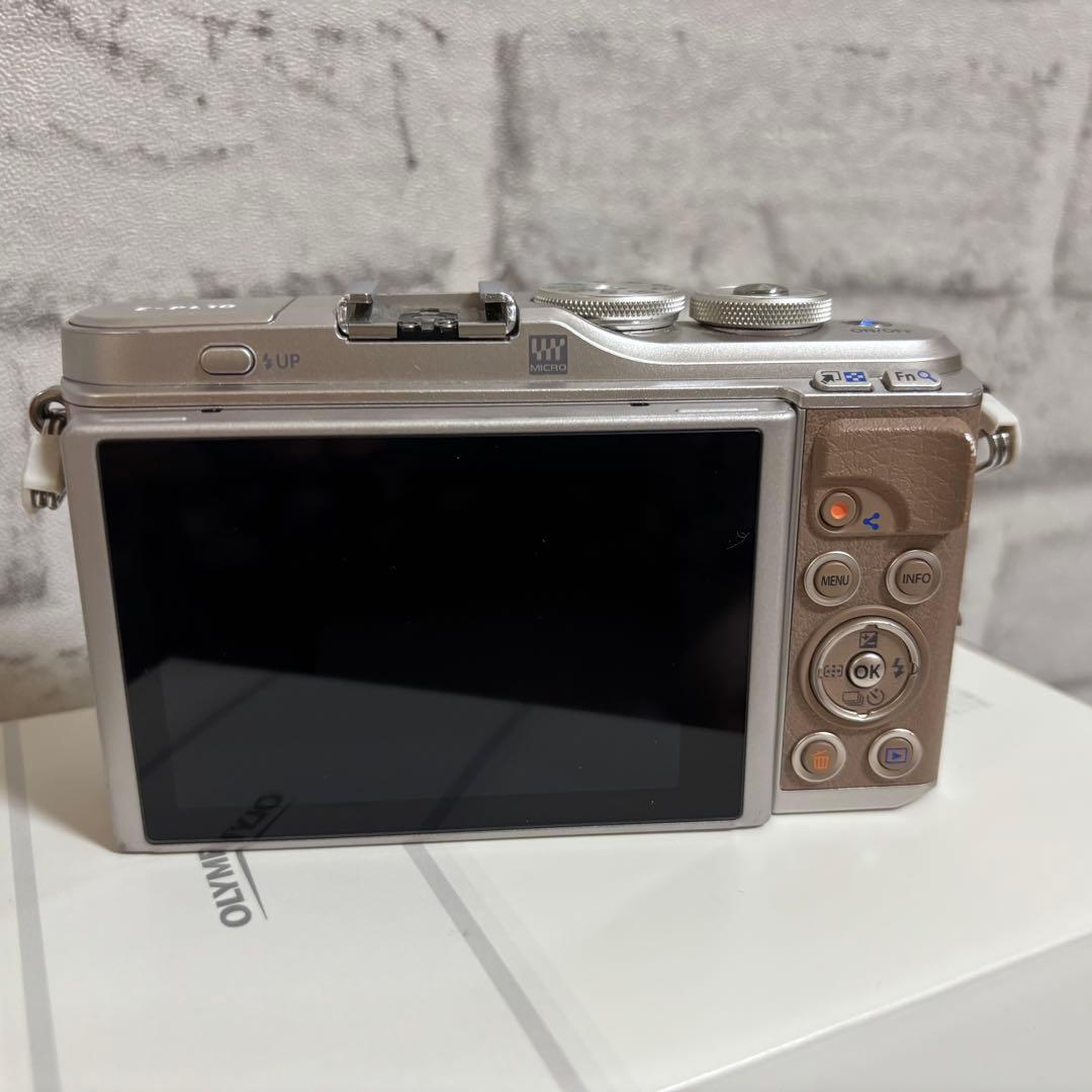 Olympus PEN E-PL10 ミラーレスカメラ　広角ズームレンズ付き