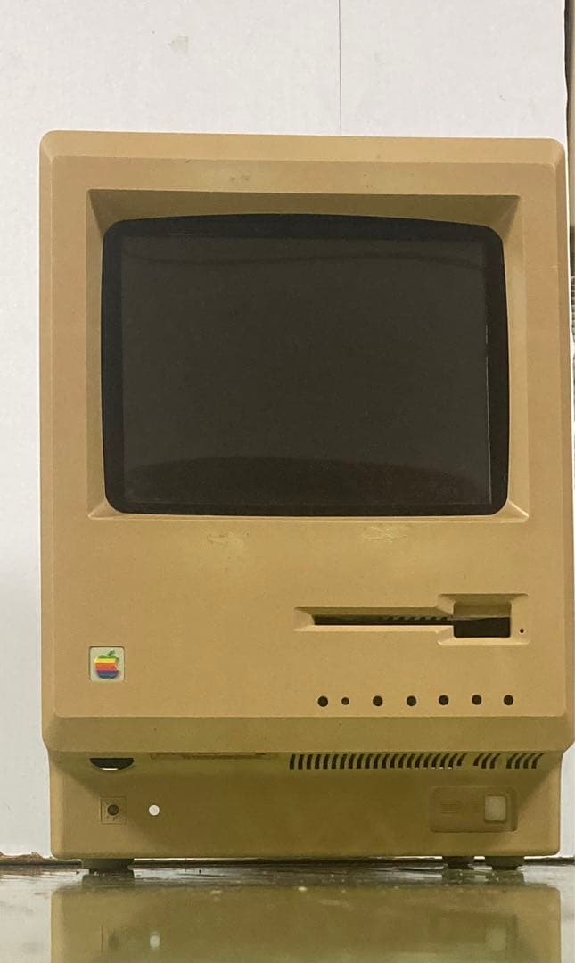 Macintosh 128kフロントPlusリア　9.7インチ液晶モニター付