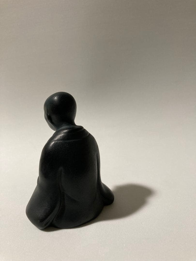 黒色の陶器製　僧侶の座像　置物
