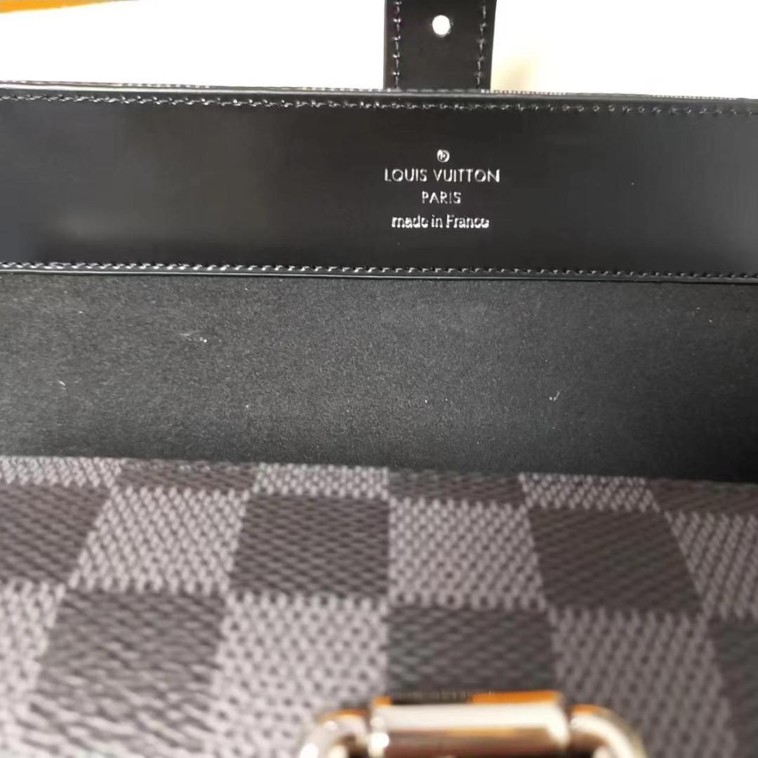 Louis Vuittonルイ・ヴィトン ダミエ　グラフィット エテュイモントル