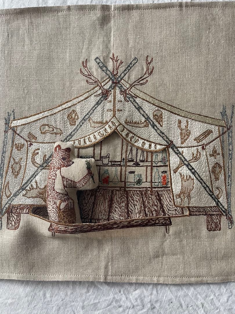 Coral & Tuskクッションカバー Bear apothecary