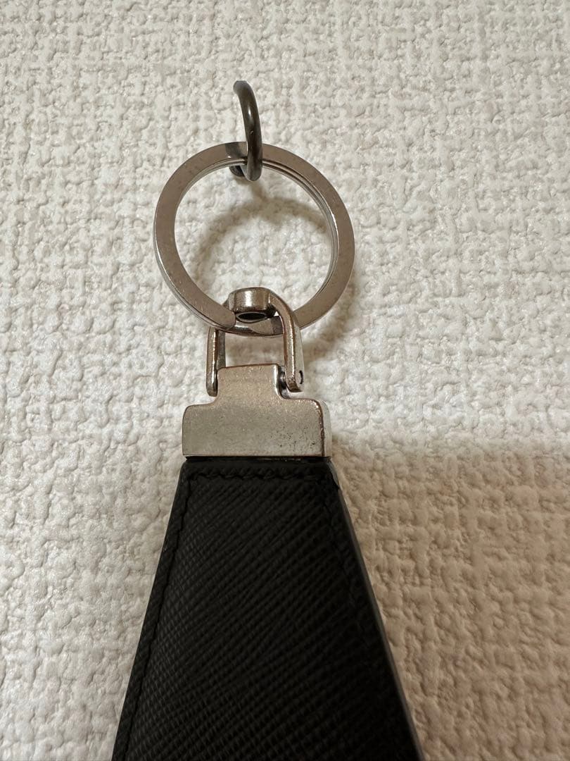 PRADA 黒 レザー キーホルダー キーリングダイヤモンド型