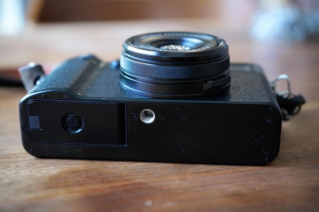 【美品】Fuji X100VI ブラック + おまけアクセサリー多数付き