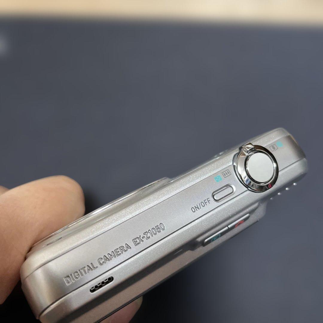 Casio EXILIM EX-Z1050 コンパクトデジタルカメラ